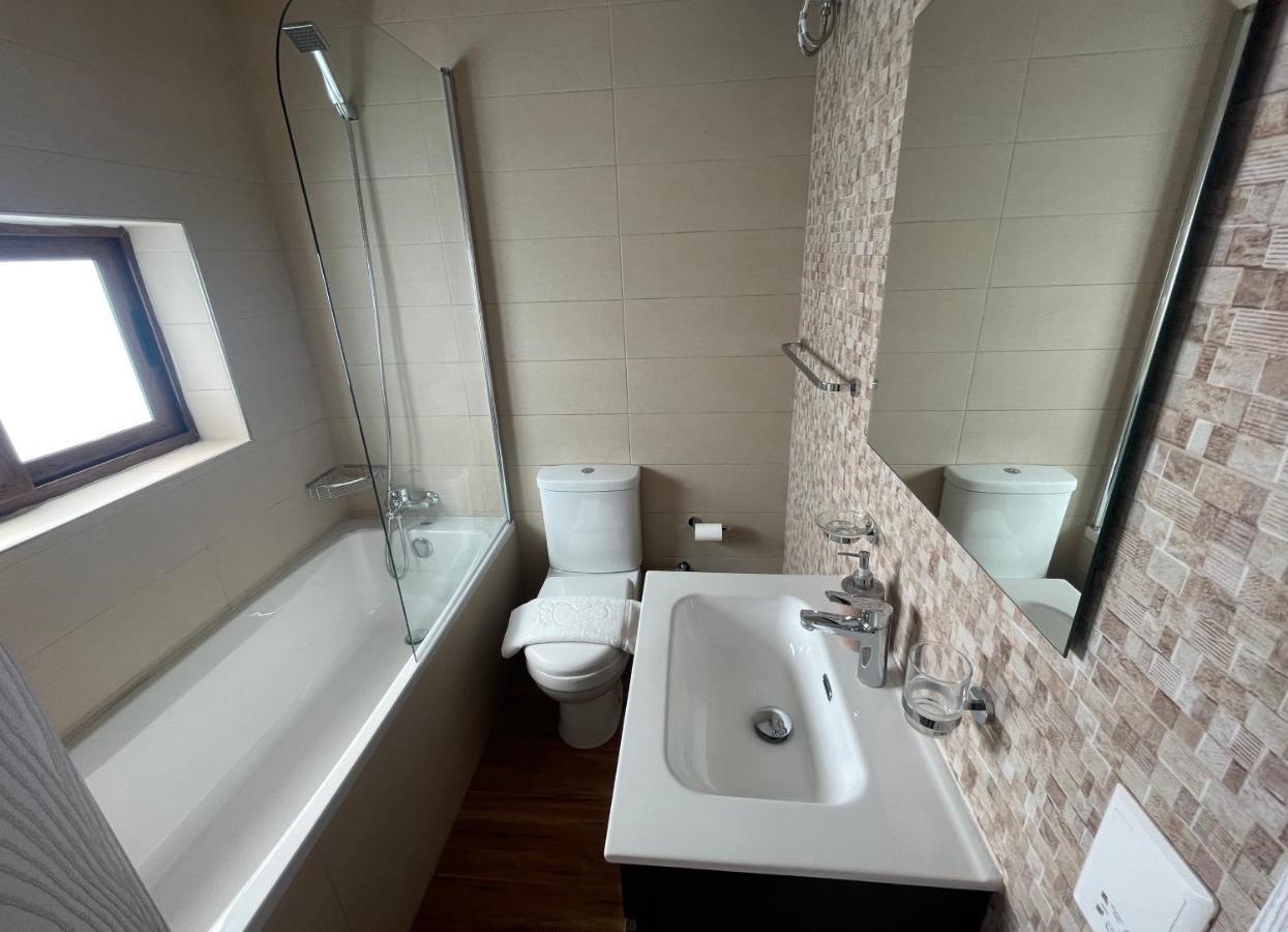Alina Boutique Living Bed & Breakfast Victoria Bagian luar foto