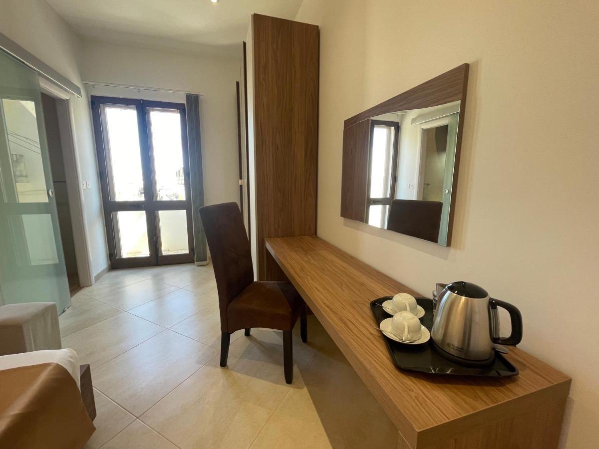 Alina Boutique Living Bed & Breakfast Victoria Bagian luar foto