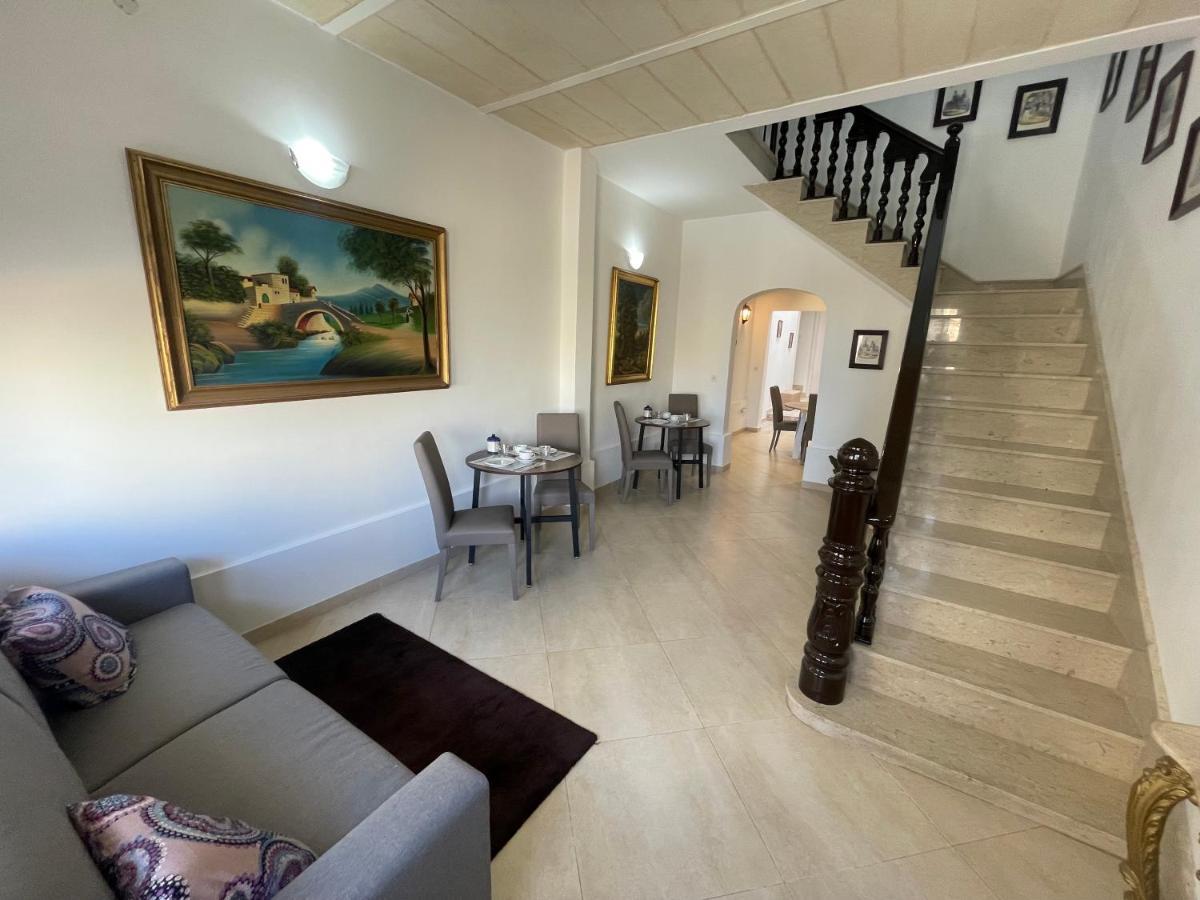 Alina Boutique Living Bed & Breakfast Victoria Bagian luar foto