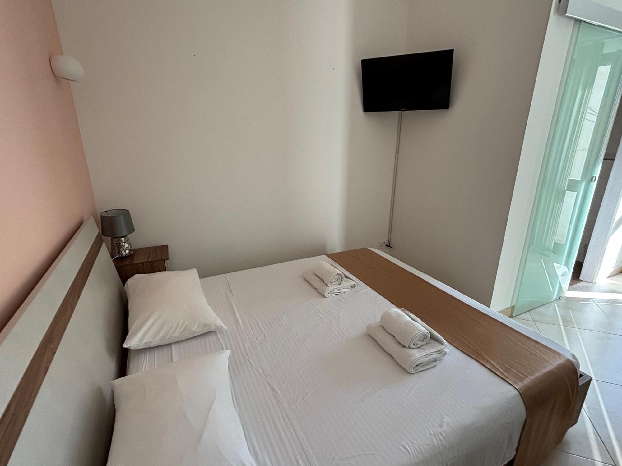 Alina Boutique Living Bed & Breakfast Victoria Bagian luar foto